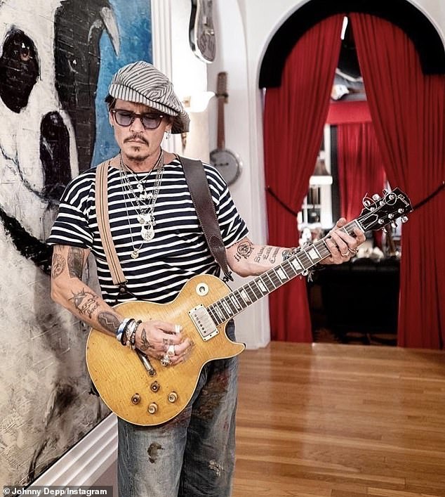 Джонни Депп сыграл на известной гитаре 'Greeny' Gibson, принадлежащей членам Fleetwood Mac и Metallica